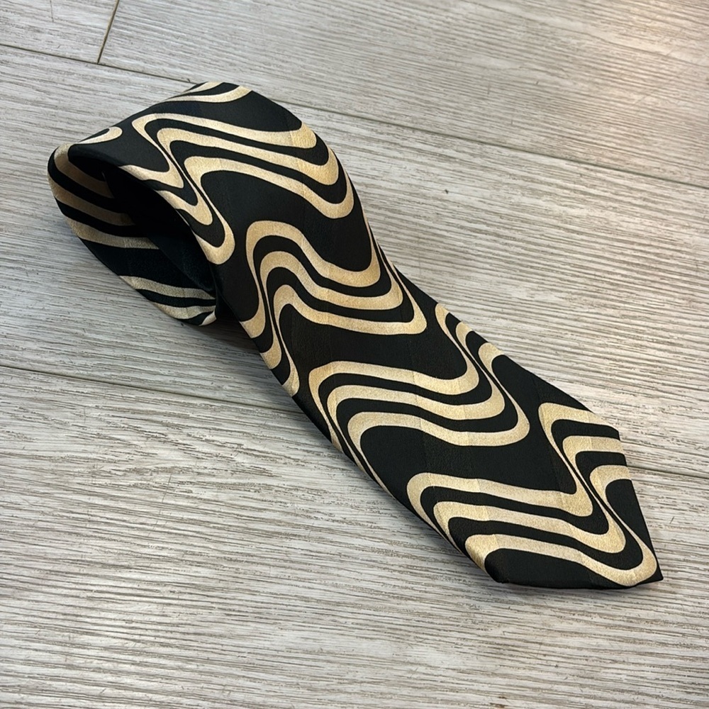 Hugo Boss Black Gold Wavy Pattern Tie 100% Silk Made in‎ Italy